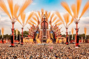 Showgear-Discokugel ziert Red Stage bei Defqon.1