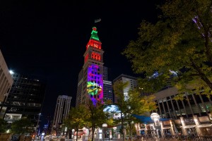 Digital Projection und Display Devices liefern gemeinsame Projektionslösung für Uhrturm in Denver