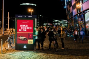 Aktuelle Studie von WallDecaux bestätigt Out of Home als Impulsgeber für mobiles Einkaufen