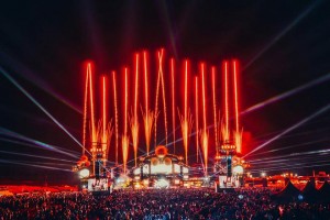 Robert Sommer inszeniert Parookaville-Mainstage mit Equipment von Elation und Litecraft