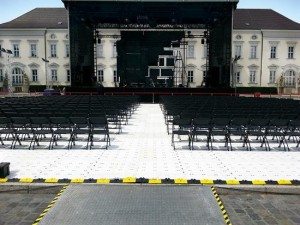 EPS liefert Rasenschutz und Bestuhlung ins Schloss Bellevue