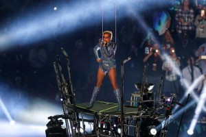 Super Bowl Halftime Show mit Scheinwerfern von GLP