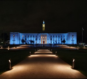 Anolis Eminere beleuchten Rathaus-Fassade im Londoner Bezirk Waltham Forest