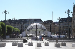 Hamburger Rathausmarkt Open Air mit Pro-Ribbon-Systemen von Alcons Audio