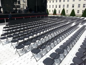 EPS liefert Rasenschutz und Bestuhlung ins Schloss Bellevue