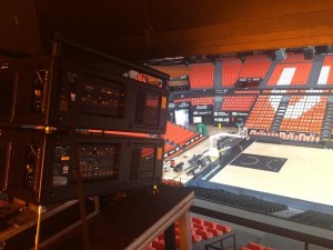 Basketballfeld-Mapping mit Christie Boxer-Projektoren