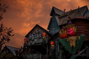 Elation fixtures illuminate Dollywood’s “Great Pumpkin LumiNights”