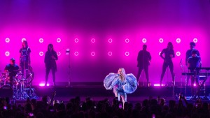 Cate Carter kreiert Lichtdesign für Ellie-Goulding-Tour mit GLP