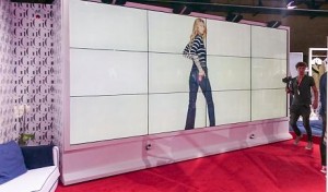 Hilfiger-Messestand mit Multi-Touch-Videowand von MMT und Eyevis-Steglos-Displays