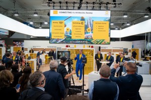 Bundeskanzler Scholz besucht Harting auf der Hannover Messe