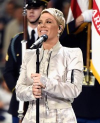 Pink nutzt drahtloses Sennheiser-System für Auftritt beim Super Bowl