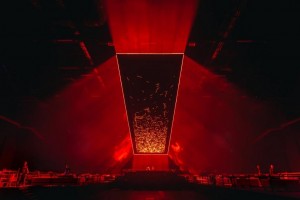 GLP X4 Bars schaffen Lichttunnel für DJ Solomun