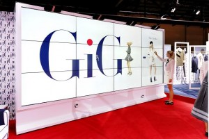 Hilfiger-Messestand mit Multi-Touch-Videowand von MMT und Eyevis-Steglos-Displays