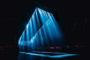 GLP X4 Bars schaffen Lichttunnel für DJ Solomun