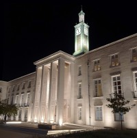 Anolis Eminere beleuchten Rathaus-Fassade im Londoner Bezirk Waltham Forest