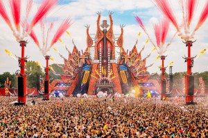 Showgear-Discokugel ziert Red Stage bei Defqon.1