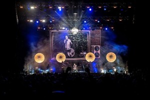 Colour Sound Experiment supplies lighting and video for Richard Ashcroft