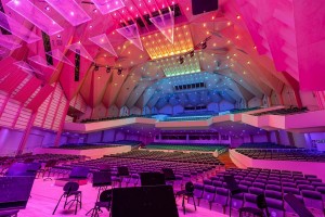 Audico installiert fast 300 Elation Fuze Pendant in der Stadthalle von Tampere