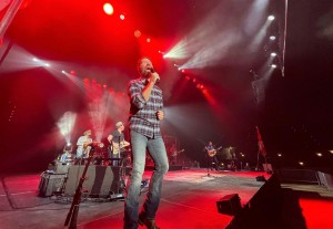 Corona: Josh Turner’s socially distant shows lit with Chauvet