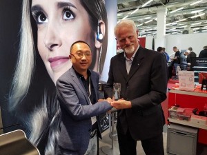 Ultrasone verleiht „Distributor Of The Year“-Award an chinesischen Vertriebspartner